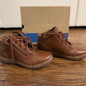 Women’s Clarks Caroline Park Ankle Boots Size: 8 *NWT*